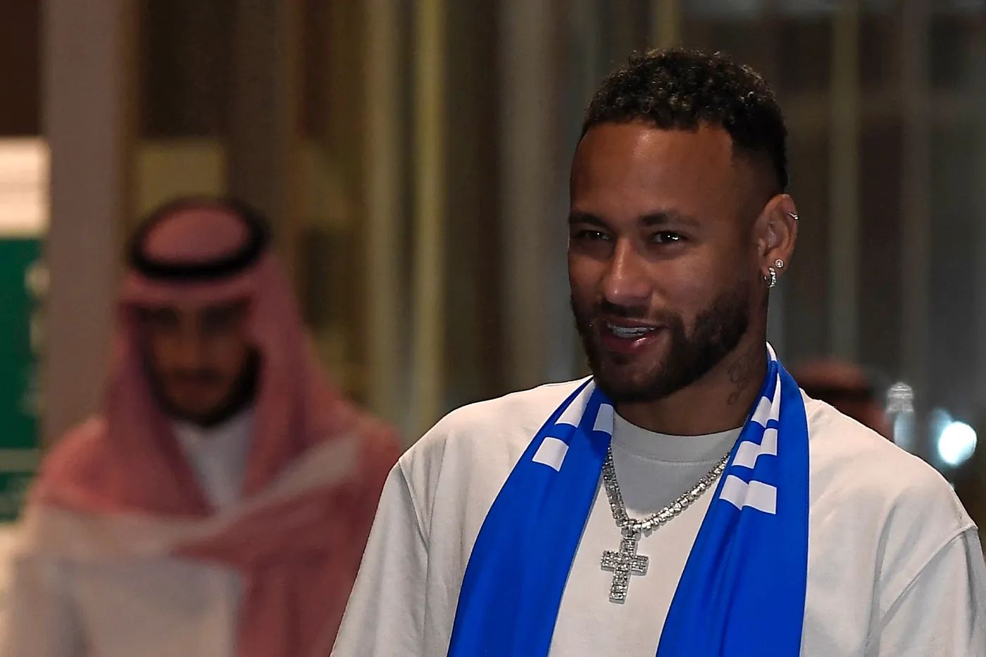 Neymar portant sa croix en Arabie Saoudite