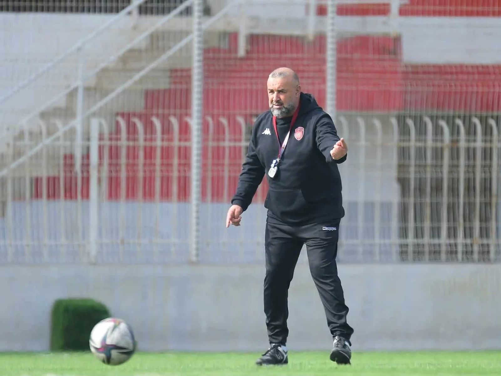 Abdelhak Benchikha sur la sellette à la JSK