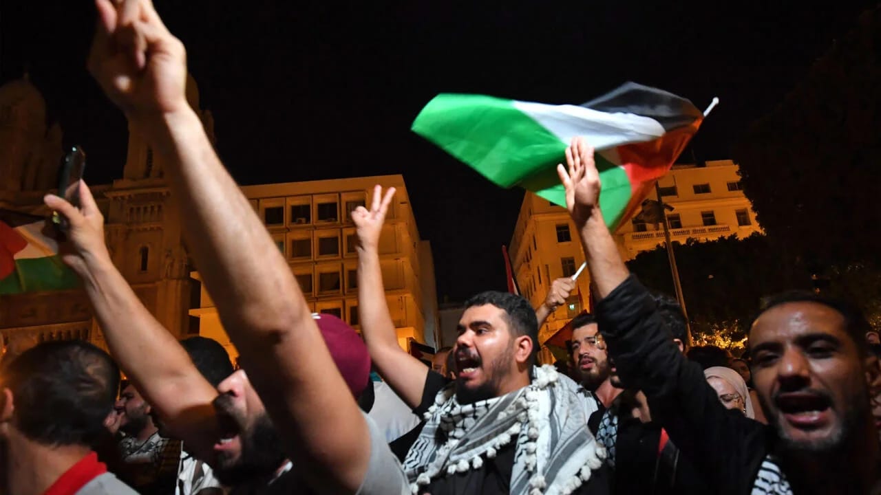Tunisie : Les pro-Gaza dénoncent le soutien de la France à Israël, Macron lynché