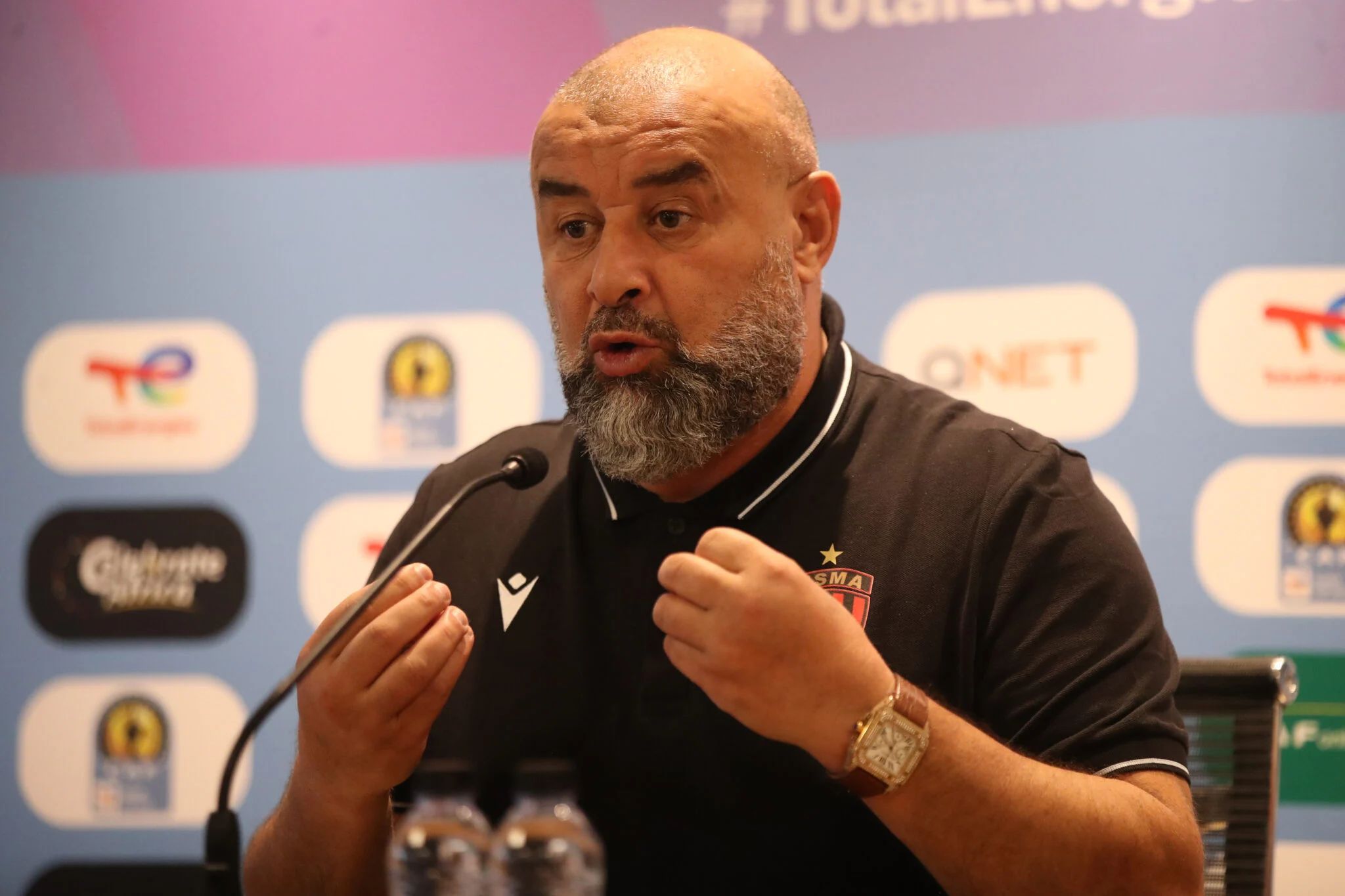 Démission de l'entraîneur de l'USM Alger suite à des insultes des supporters