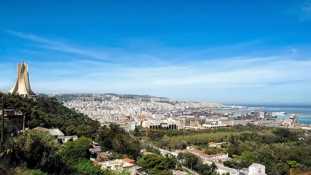 Découvrez l'incroyable témoignage d'une touriste française sur  Algérie.  Plus de 1 million de vues