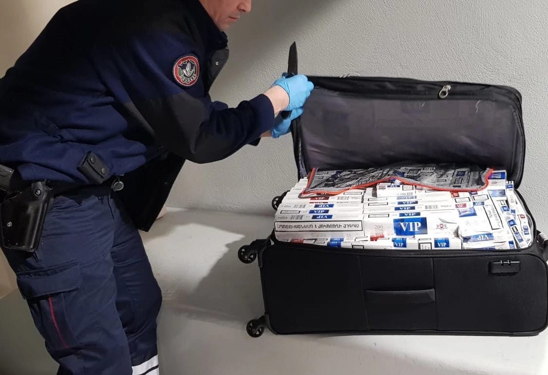 Aéroport de Lyon Saint-Exupéry: saisie de 5000 paquets de... Aéroport de Lyon Saint-Exupéry: saisie de 5000 paquets de...