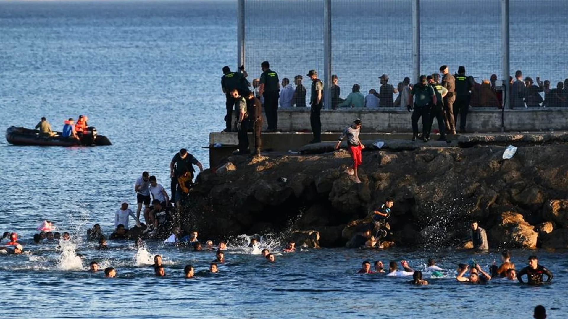 Expulsion de 3 Harraga Algériens après leur tentative de traversée à la nage vers l'Espagne depuis le Maroc