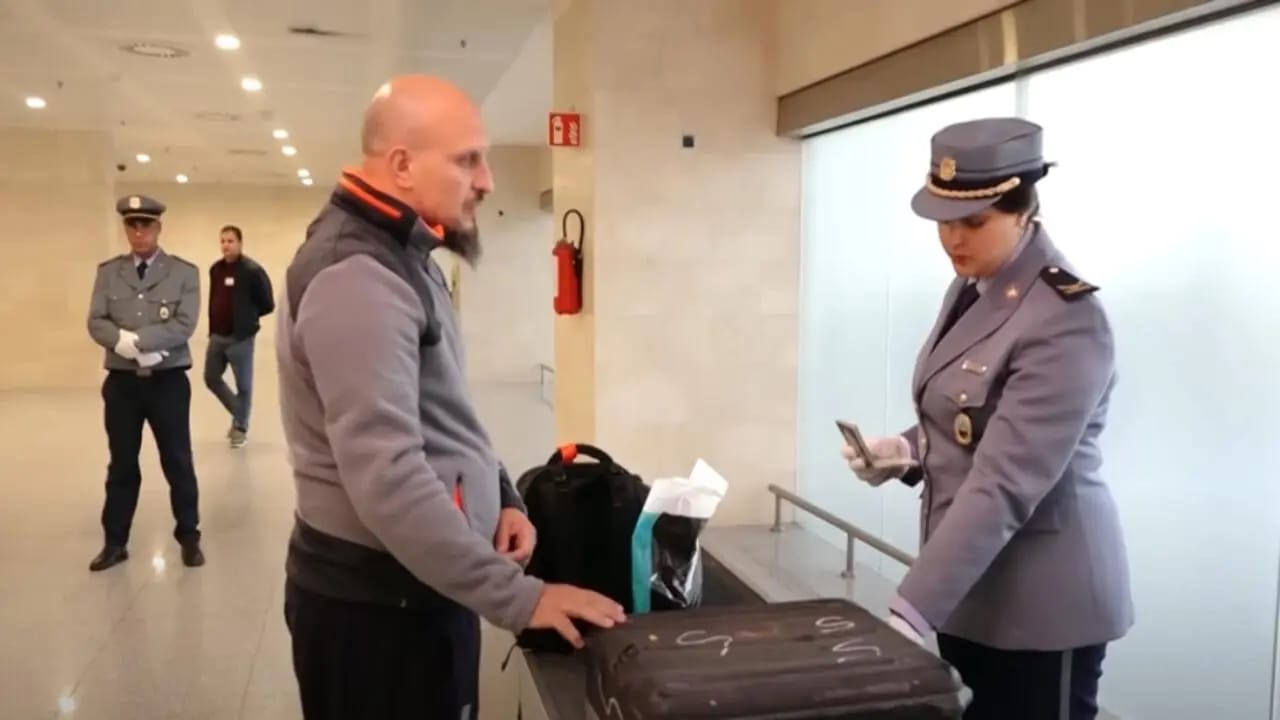 Saisie Choc à Skikda : Cigarettes Dissimulées dans des Bouteilles d'Huile d'Olive lors d'un Voyage en Algérie