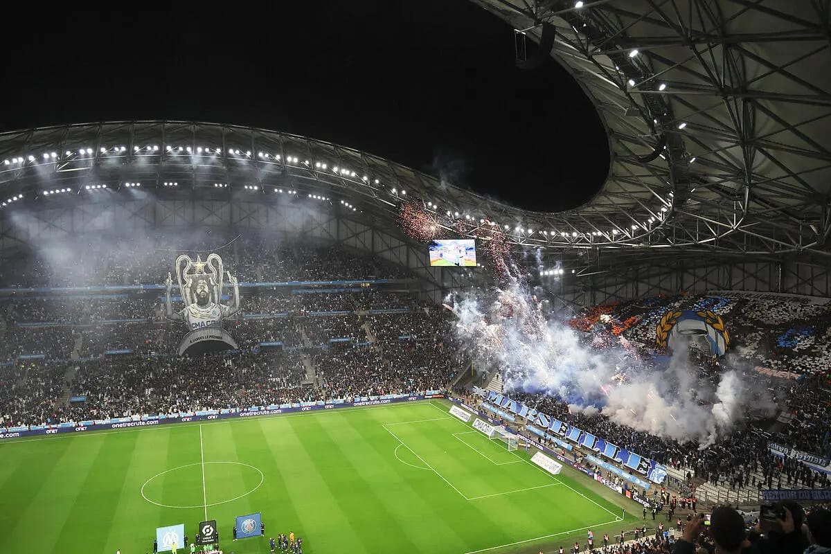 Tifo controversé à Marseille : Hommage à Redouane Bougheraba lors du Classico OM-PSG