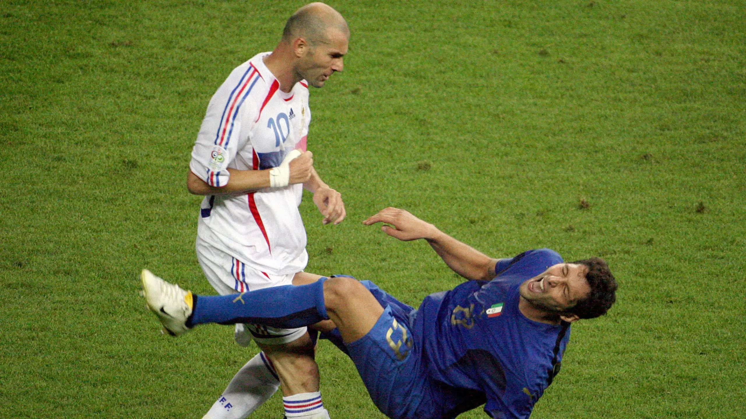 Polémique ressuscitée : Marco Materazzi se confie sur Zinédine Zidane dans une sortie audacieuse