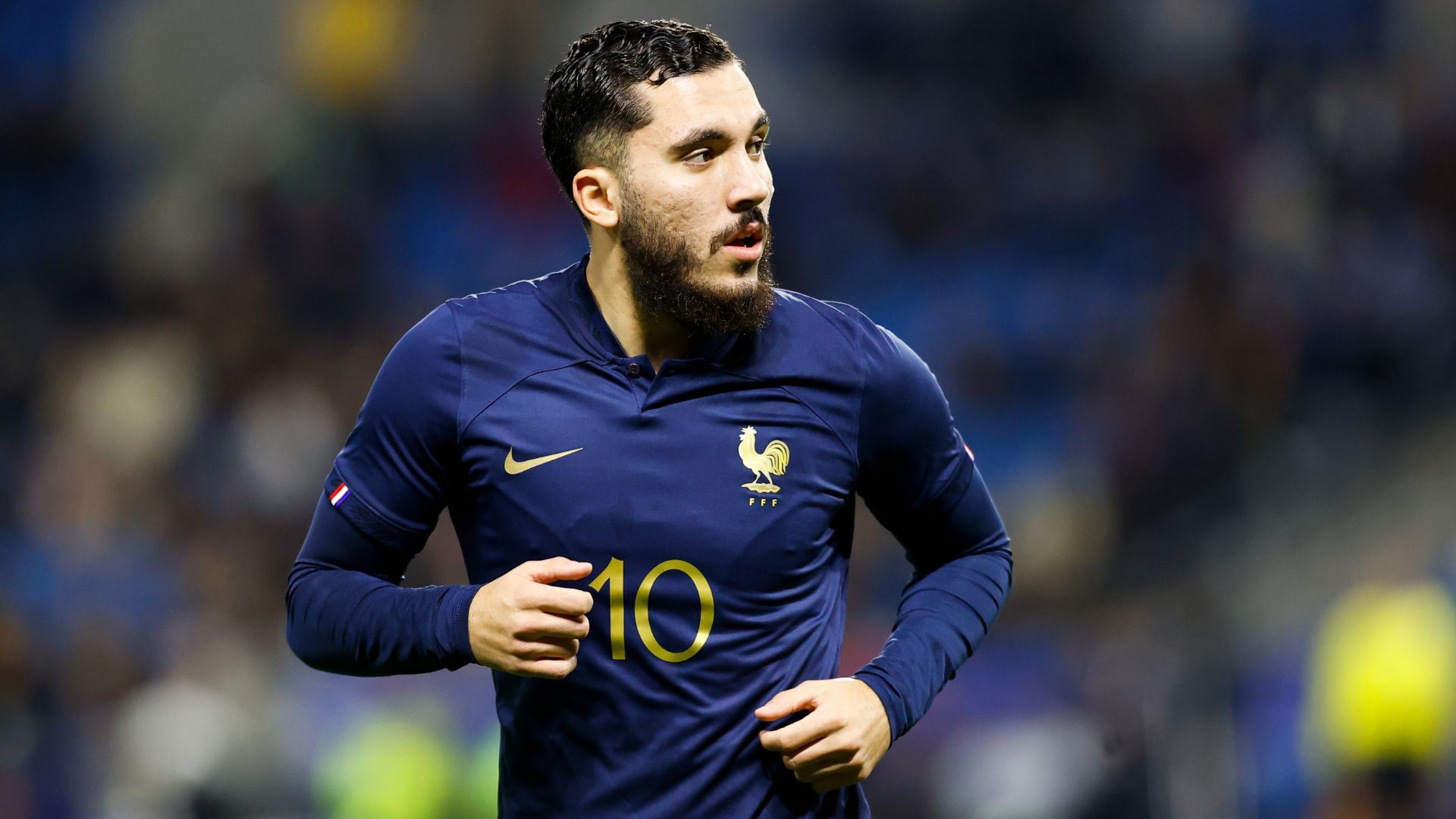 Rayan Cherki joue avec les nerfs des Algériens : Une décision imminente ?