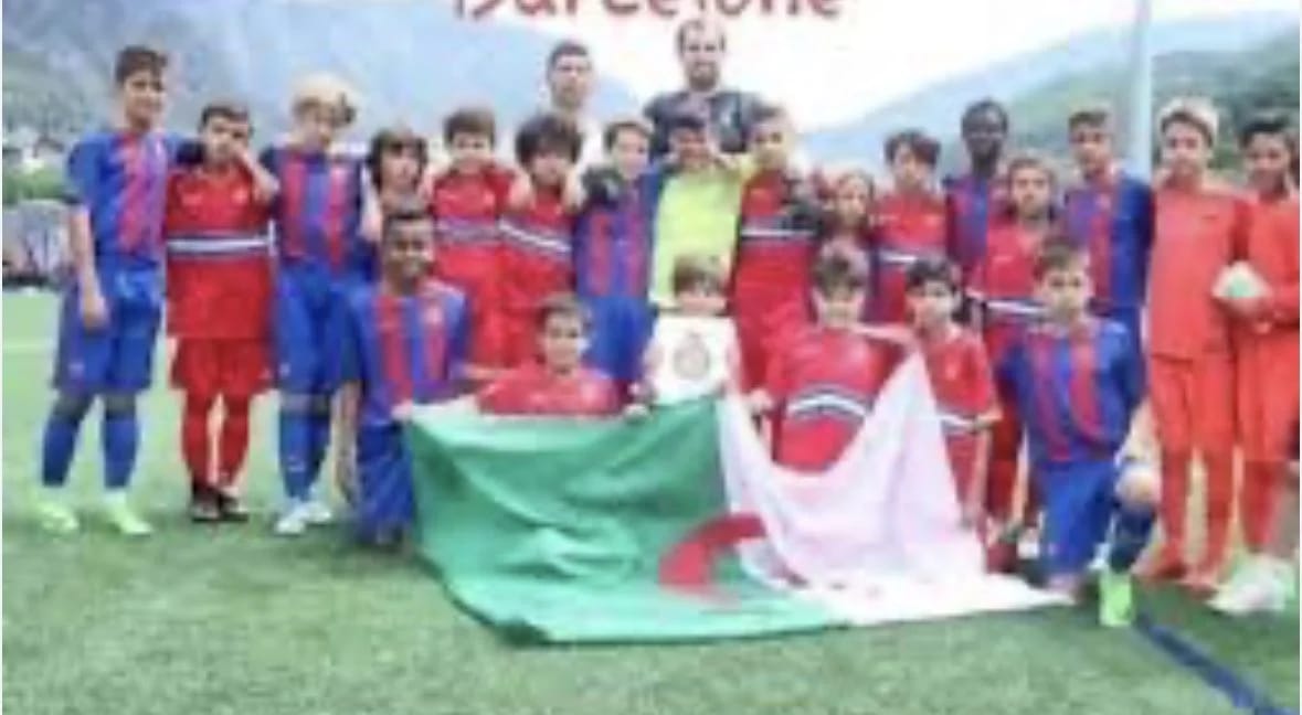 Lamine Yamal aperçu tout souriant, avec le drapeau algérien
