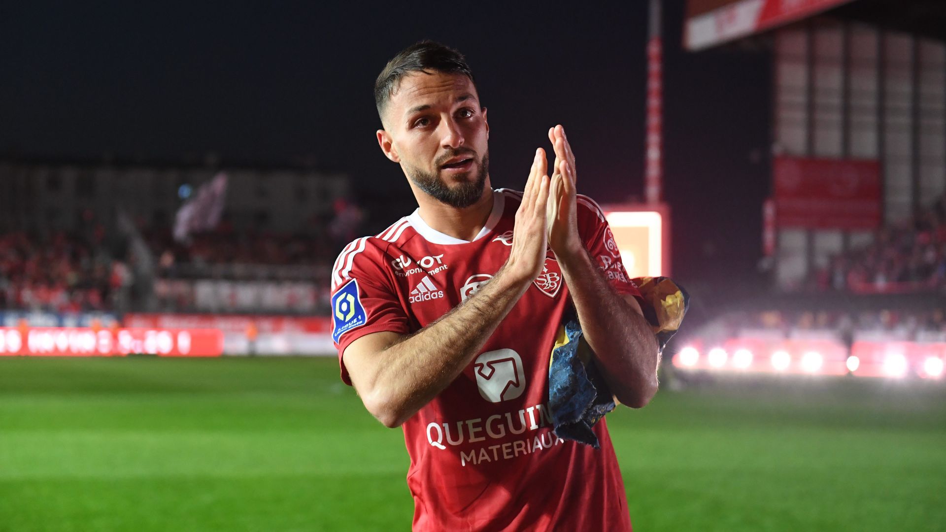 Haris Belkebla revient en Ligue 1 avec le SCO d'Angers : Un retour dans l'hexagone Haris Belkebla revient en Ligue 1 avec le SCO d'Angers : Un retour dans l'hexagone