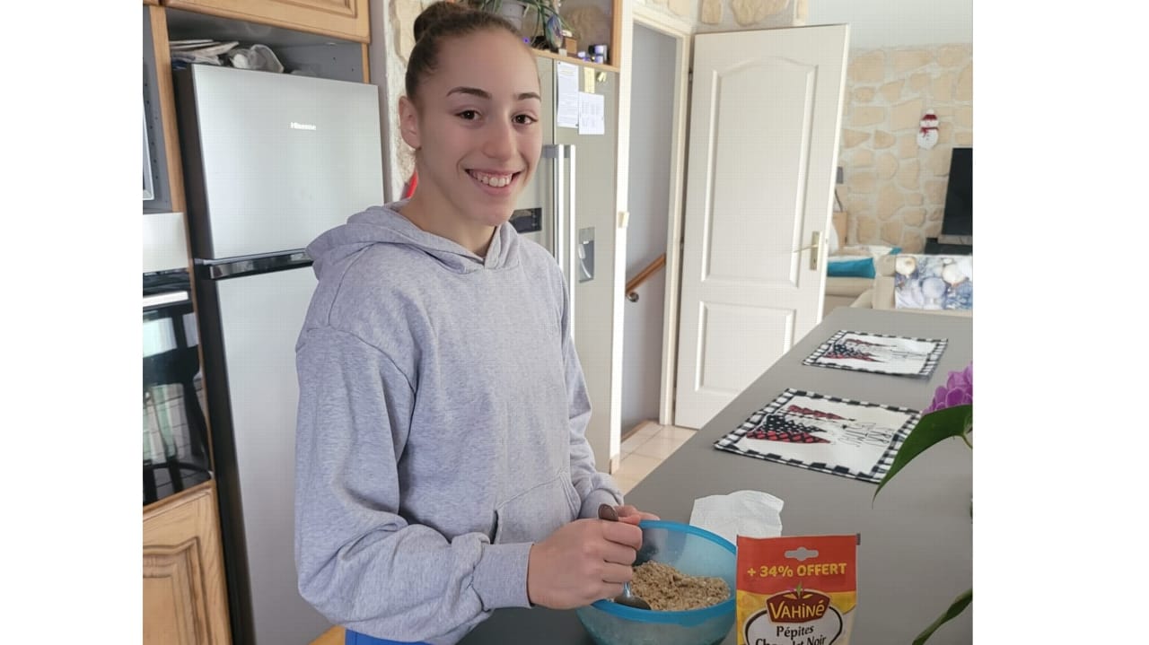 Kaylia Nemour dévoile ses talents de pâtissière