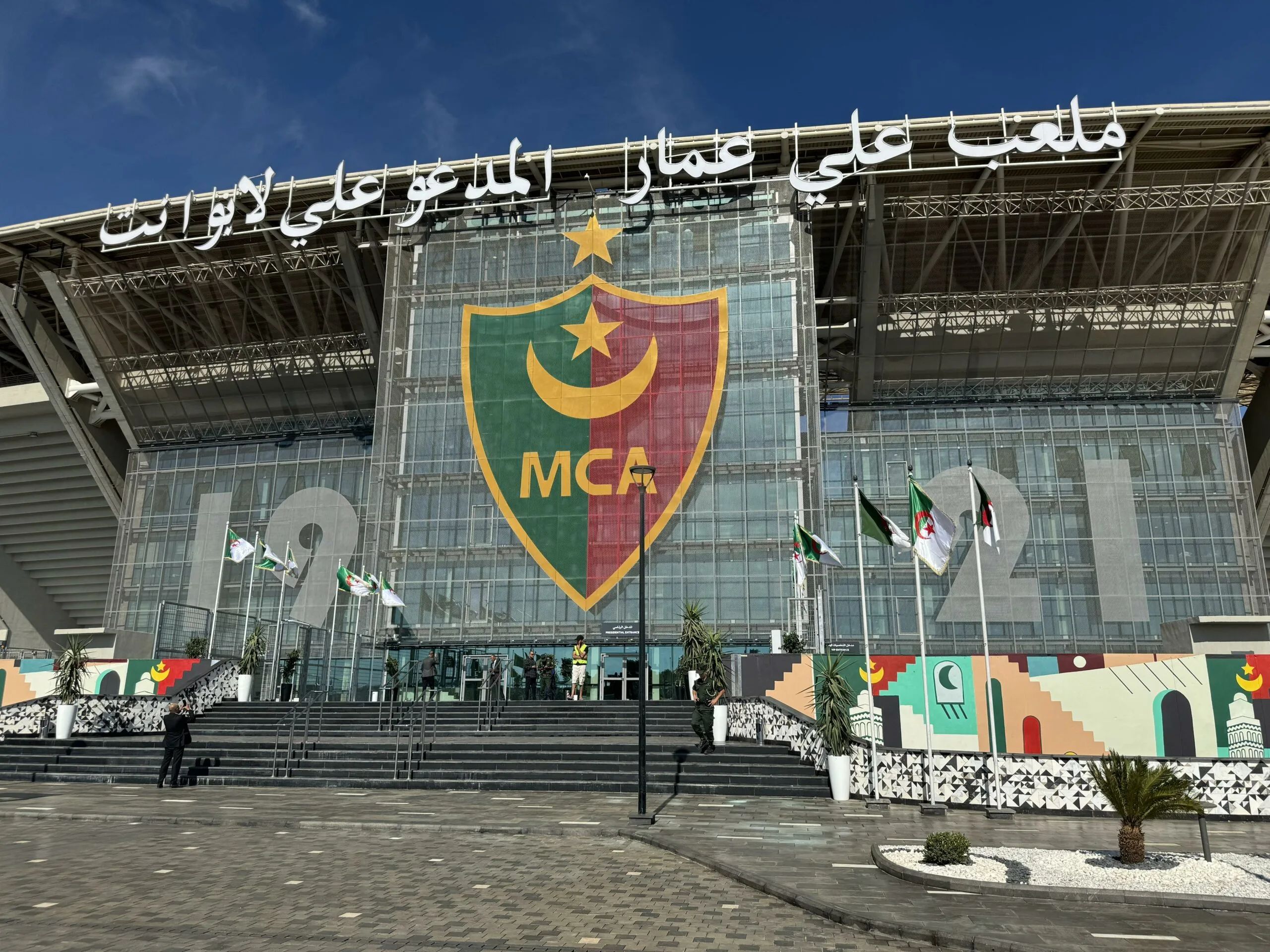 Le stade Ali La Pointe de Douera sur une pente ascendante