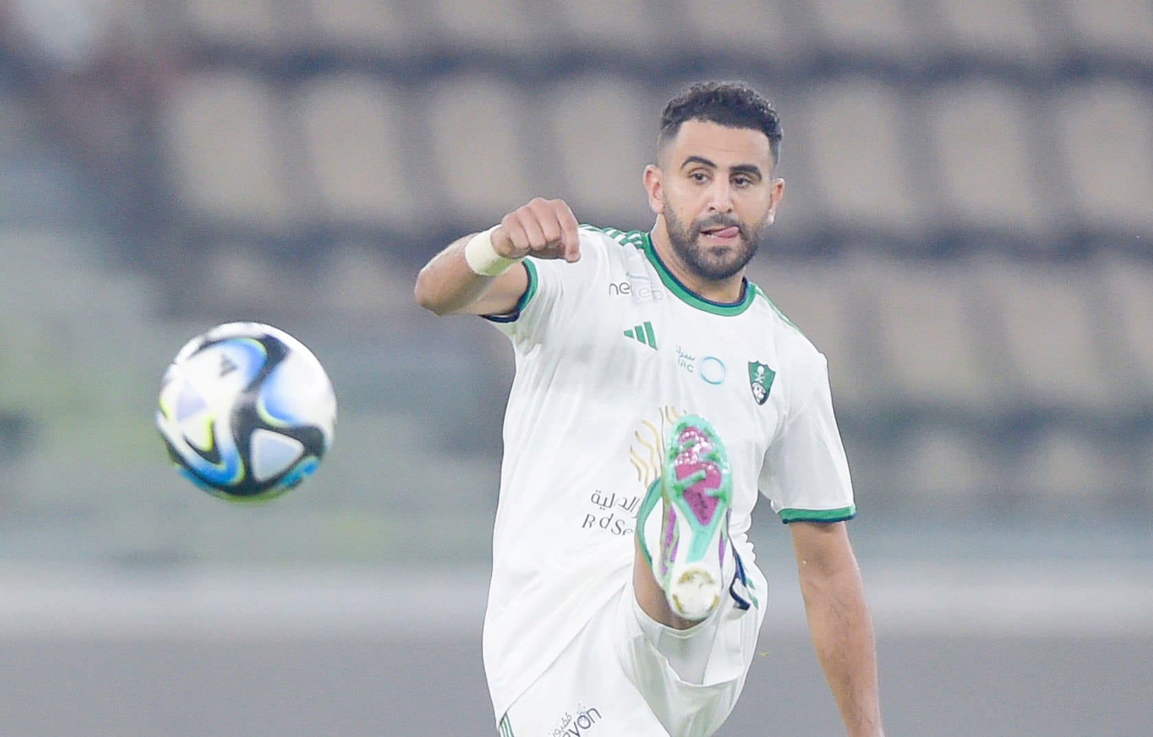 Riyad Mahrez élu dans le onze de l’Année en Arabie Saoudite : le grand retour du patron des Fennecs !
