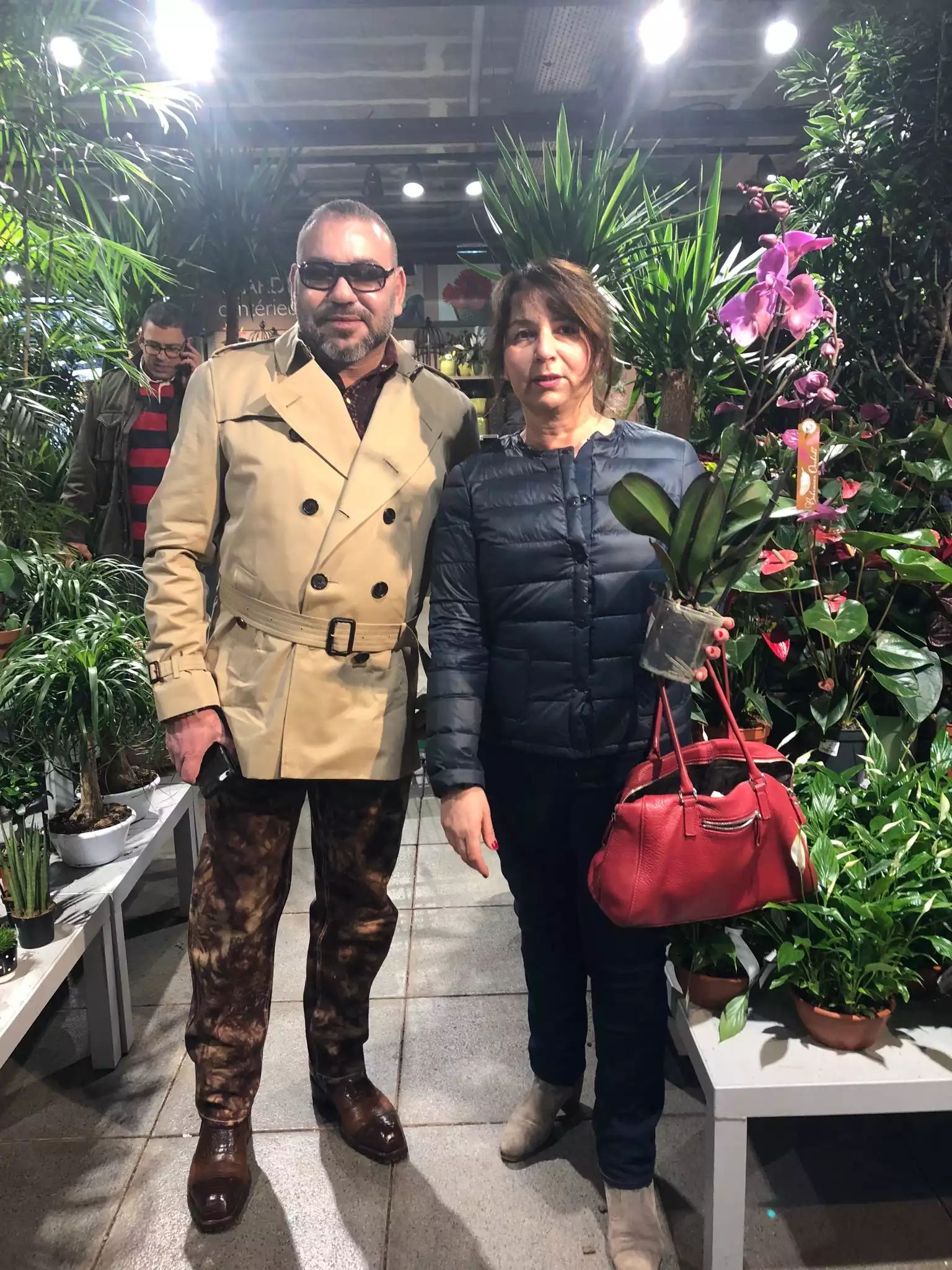 Le roi Mohammed VI photographié dans une tenue extravagante à Paris Mohammed VI