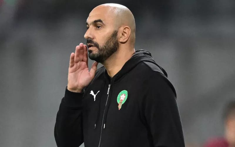 Alors que le Maroc s’apprête à disputer les éliminatoires de la Coupe du Monde 2026, le sélectionneur Walid Regragui envisage d’apporter des ajustements à son groupe. Parmi les décisions stratégiques en cours, le possible rappel de Sofiane Boufal illustre une approche inspirée de la politique adoptée par l’équipe d’Algérie ces dernières années.