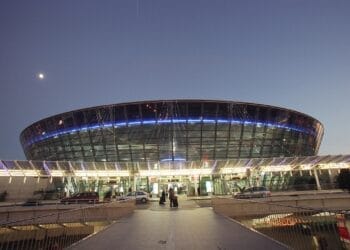 Aéroport de Nice : Un sans-papiers tunisien casse une vitre blindée pour échapper à l'expulsion