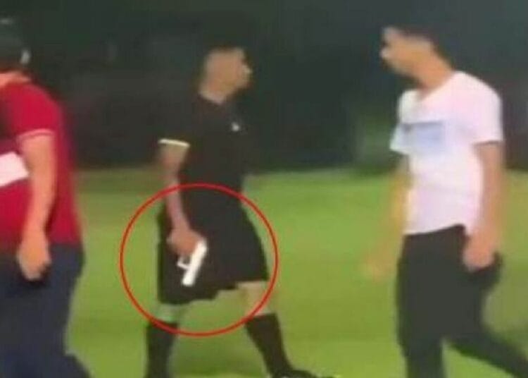 insolite un arbitre sort une arme en plein match au honduras