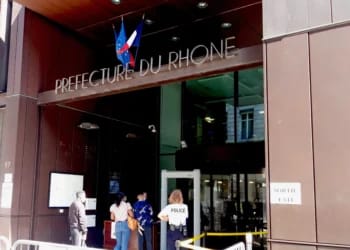 Titres de séjour en France : la préfecture du Rhône annule des milliers de rendez-vous