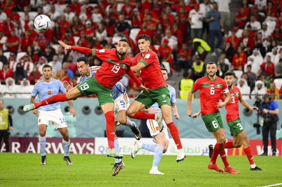 Alors que le Maroc s’apprête à disputer les éliminatoires de la Coupe du Monde 2026, le sélectionneur Walid Regragui envisage d’apporter des ajustements à son groupe. Parmi les décisions stratégiques en cours, le possible rappel de Sofiane Boufal illustre une approche inspirée de la politique adoptée par l’équipe d’Algérie ces dernières années.