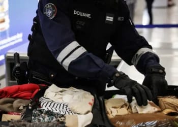 Saisie choc à Annaba : une voyageuse cache 23.000 € sur elle pour fuir vers la Turquie !