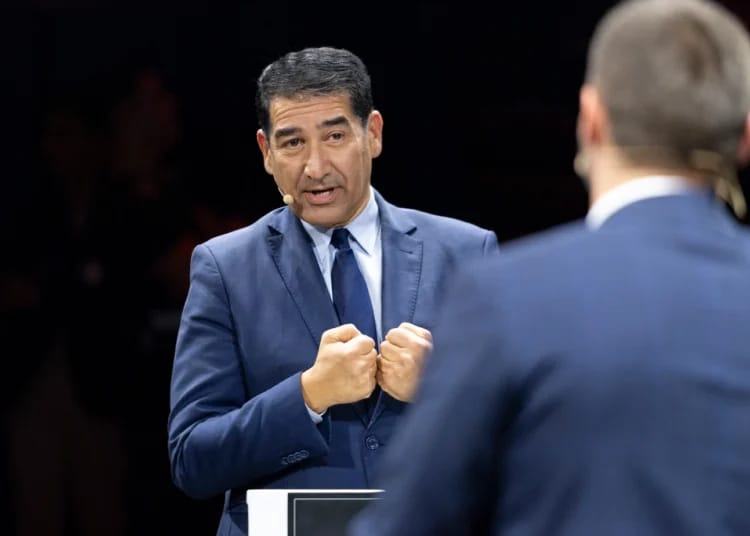 Maghrébins de France : l'extrême droite veut les diviser… Karim Zéribi brise le silence ! Maghrébins de France : l'extrême droite veut les diviser… Karim Zéribi brise le silence !