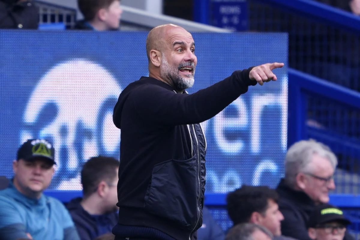 Rayan Cherki sous pression : ses débuts timides à Manchester City Rayan Cherki sous pression : ses débuts timides à Manchester City