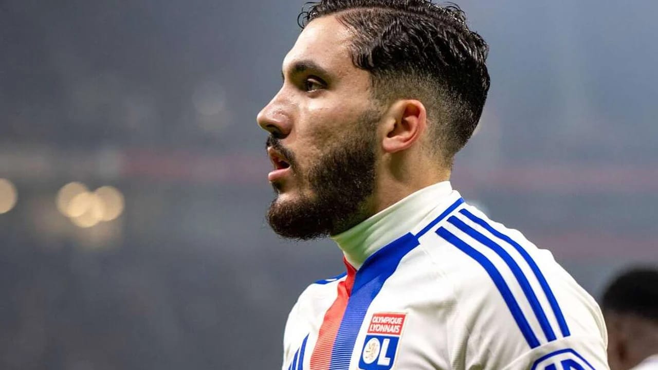 À 21 ans, Rayan Cherki tourne la page avec l’OL dans une sortie déchirante. Entre rancœur, avenir flou et choix de nationalité, le jeune prodige laisse planer un énorme suspense.