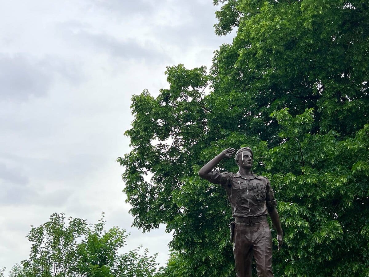 Controverse en France : une plainte pour retirer la statue d’un général accusé de crimes