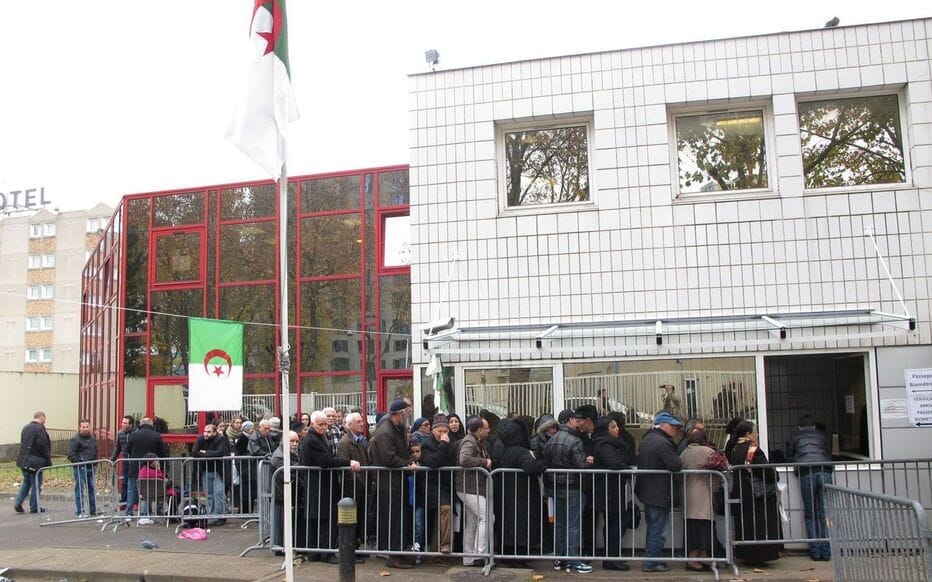 Consulat d’Algérie à Bobigny : “C’est l’enfer sur terre !” Usagers à bout, témoignages-chocs à l’appui Consulat d’Algérie à Bobigny : “C’est l’enfer sur terre !” Usagers à bout, témoignages-chocs à l’appui