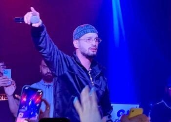Soolking stoppe son concert pour défendre une fan ciblée pour un drapeau palestinien
