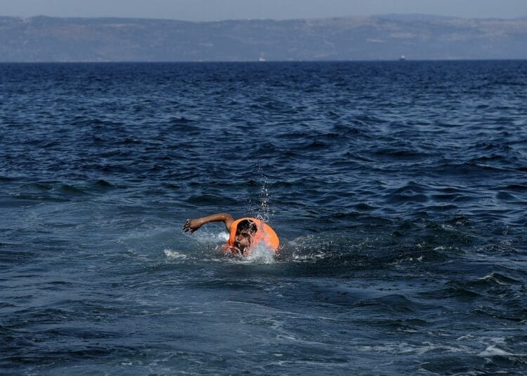 Ce Migrant Marocain brave la mer pour rejoindre l’Espagne à la nage : une traversée risquée qui captive l’attention