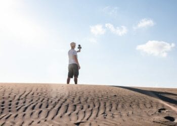 Christopher Nolan choque au Sahara occidental : son nouveau tournage crée la polémique
