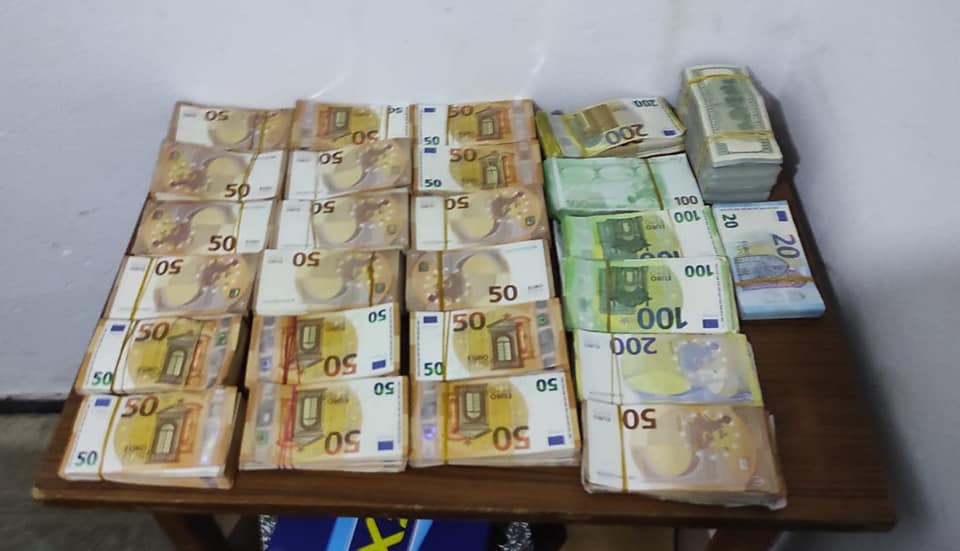 Saisie record de devises à la frontière algérienne : une opération coup de filet des douanes Saisie record de devises à la frontière algérienne : une opération coup de filet des douanes