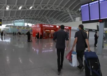 Arrestation à l’aéroport d’Alger : un passager interpellé avec un faux visa Schengen