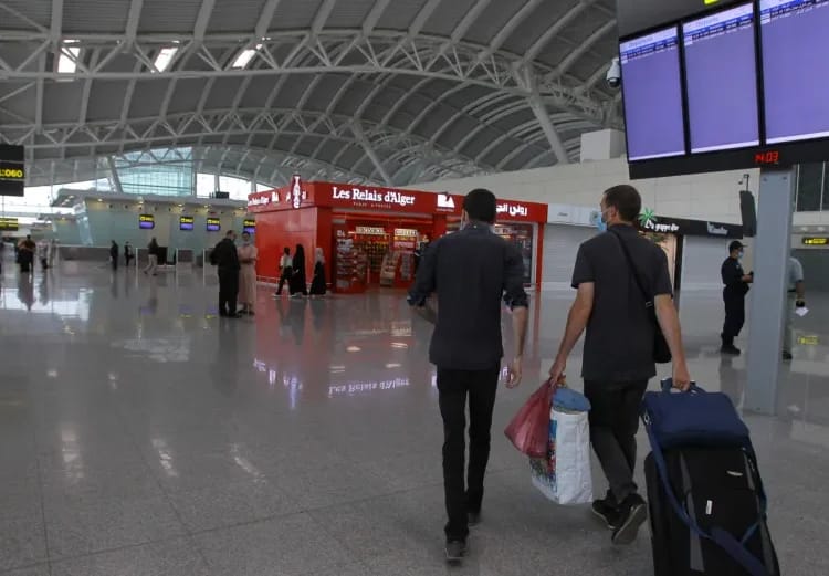 Arrestation à l’aéroport d’Alger : un passager interpellé avec un faux visa Schengen
