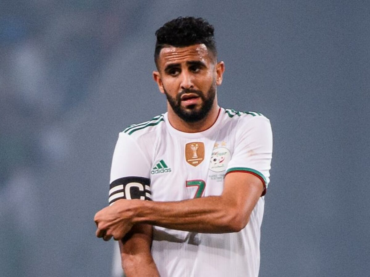 Riyad Mahrez : bien plus qu’un coéquipier, un véritable frère de cœur sur et en dehors du terrain Riyad Mahrez : bien plus qu’un coéquipier, un véritable frère de cœur sur et en dehors du terrain