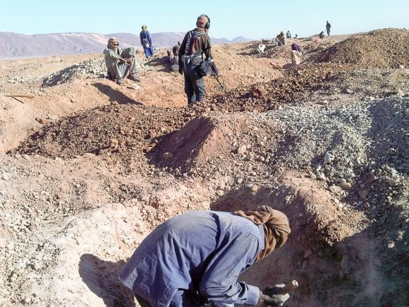 Découverte exceptionnelle dans le Sahara algérien : un minéral ancestral pourrait révéler d’importants gisements d’or