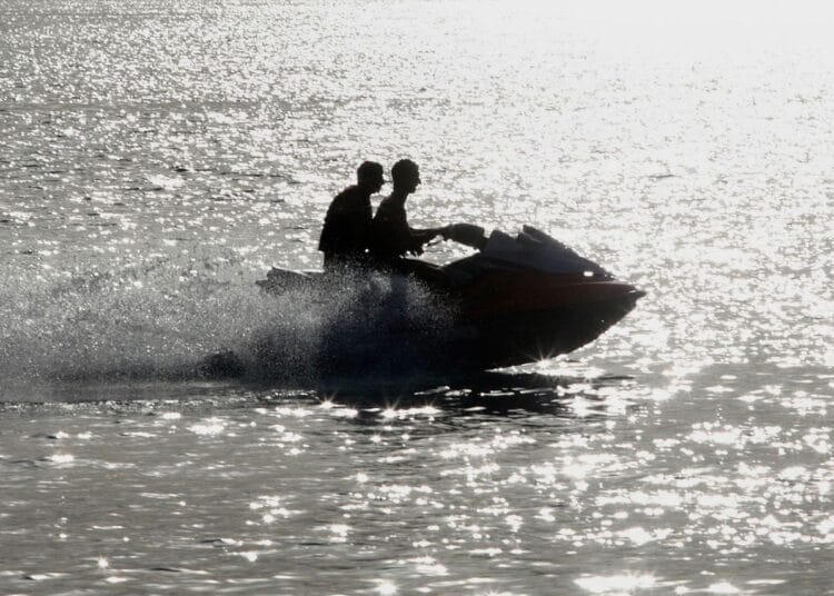 Un homme en jet-ski sème la panique sur une plage en Algérie : la vidéo choc qui affole le web