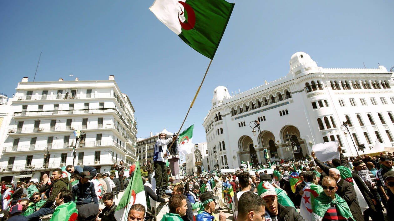 Hausse des discours anti-algériens en France : les syndicats tirent la sonnette d’alarme