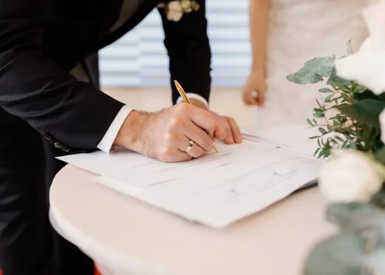 Nouvelles règles choc pour le mariage des sans-papiers en France Nouvelles règles choc pour le mariage des sans-papiers en France