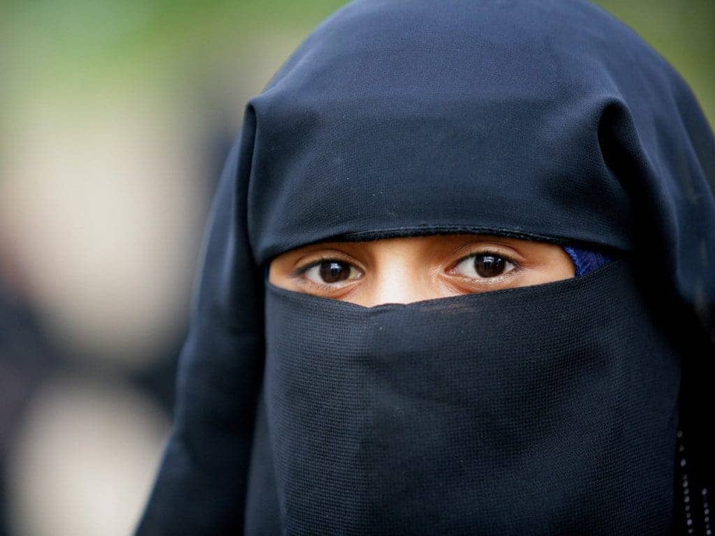 Une entreprise peut interdire le voile islamique au travail Femme voilée