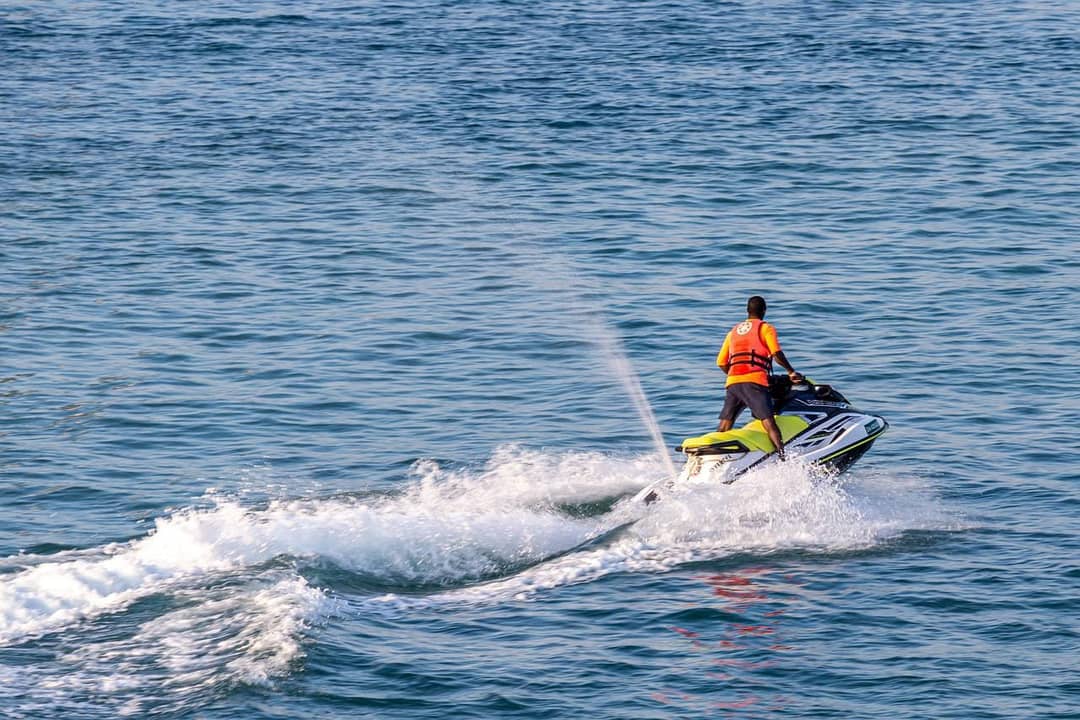Un homme en jet-ski sème la panique sur une plage en Algérie : la vidéo choc qui affole le web