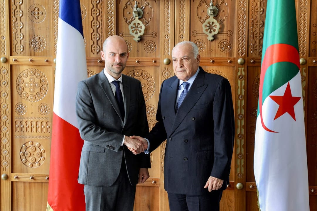 Tensions diplomatiques : Alger convoque le représentant de l’ambassade de France pour protestation officielle