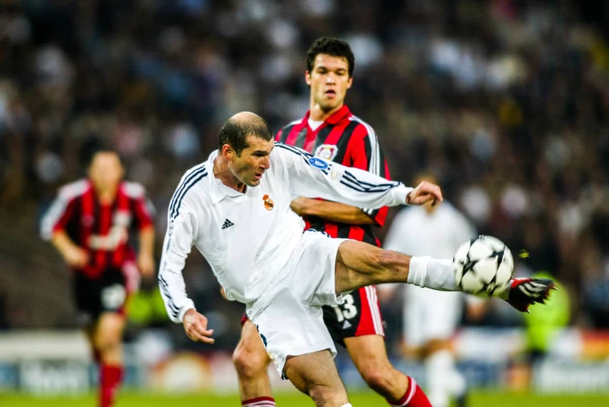 Retour épique de Zidane au Real Madrid : Un Coup de tonnerre sur la scène footballistique Retour épique de Zidane au Real Madrid : Un Coup de tonnerre sur la scène footballistique