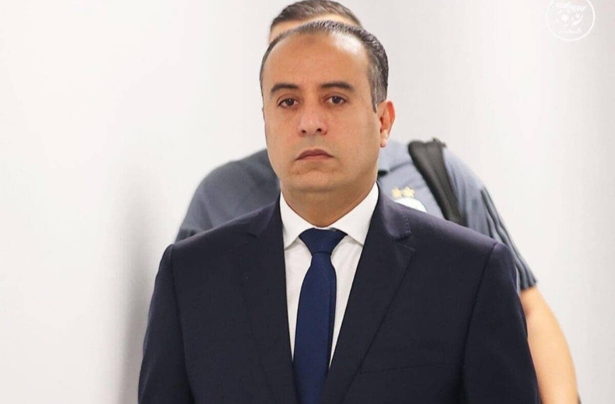 Walid Sadi, félicite les champions d'Algérie