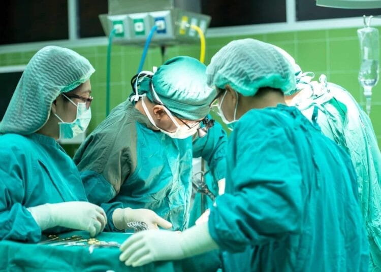 Ce Médecin quitte la France après 24 ans pour reprendre sa carrière en Algérie Algérie