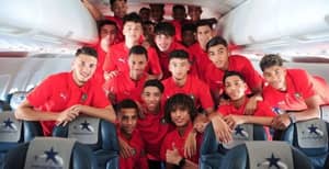 CAN U17 en Algérie : les marocains atterrissent à Constantine à bord d’un avion roumain (Photos & vidéo) L'équipe marocaine U17 à bord d'un avion roumain