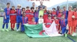 Lamine Yamal aperçu tout souriant, avec le drapeau algérien