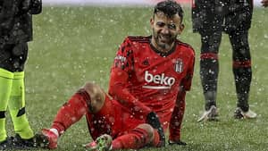 Coup dur pour Rachid Ghezzal! Le Fennec regarde, impuissant, sa prometteuse carrière partir en couille Rachid Ghezzal poussé vers la sortie au Besiktas