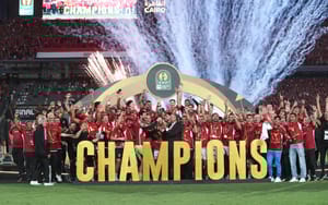 Al Ahly casse le trophée lors de la célébration de la Coupe de la CAF