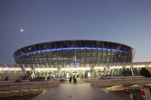Onde de choc à l'aéroport de Nice : Un sans-papiers tunisien casse une vitre blindée... Aéroport de Nice : Un sans-papiers tunisien casse une vitre blindée pour échapper à l'expulsion